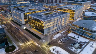 Kışın bulutlu bir sabahta kar ile kaplı ofis binalarının insansız hava aracı görüntüleri