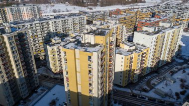 Güneşli kış günlerinde çok katlı apartman bloğunun insansız hava aracı fotoğrafları.
