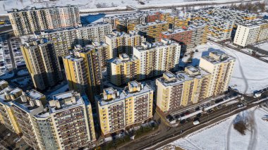 Güneşli kış günlerinde çok katlı apartman bloğunun insansız hava aracı fotoğrafları.