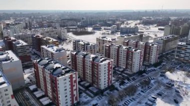 Güneşli kış günlerinde şehir merkezinin çok katlı apartmanının insansız hava aracı görüntüleri.