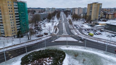 Çoklu şerit yolunun Drone fotoğrafçılığı kış bulutlu bir günde kasabaya doğru gidiyor.