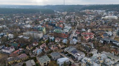 Bahar güneşli bir günde, şehirdeki yeni ve eski konut binalarının insansız hava aracı fotoğrafları.