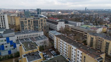 Bahar güneşli bir günde, şehirdeki yeni ve eski konut binalarının insansız hava aracı fotoğrafları.