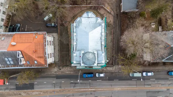 Güneşli bahar günlerinde şehrin apartmanları arasında yenilenen eski kilisenin insansız hava aracı fotoğrafları.