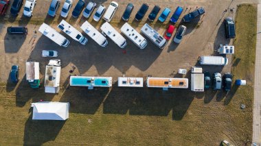 Güneşli bir bahar gününde, küçük toprak parkın insansız hava aracı fotoğrafları.