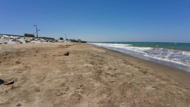Baharın güneşli günlerinde Umman Muscat 'ta bir plajın görüntüsü.