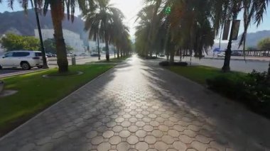 Bahar güneşli bir günde Umman, Muscat eski kasabasında içi boş bir patika görüntüsü.