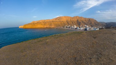 Baharın güneşli akşamlarında Umman 'daki küçük balıkçı köyünün fotoğrafları.