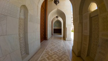 Baharın güneşli günlerinde Umman Muscat 'taki Sultan Qaboos Camii' nin fotoğrafları
