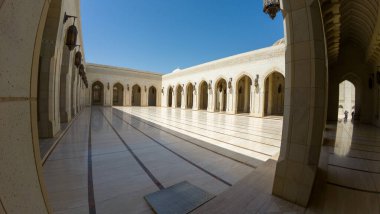 Baharın güneşli günlerinde Umman Muscat 'taki Sultan Qaboos Camii' nin fotoğrafları