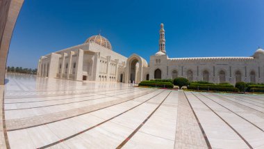 Baharın güneşli günlerinde Umman Muscat 'taki Sultan Qaboos Camii' nin fotoğrafları