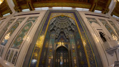 Baharın güneşli günlerinde Umman Muscat 'taki Sultan Qaboos Camii' nin fotoğrafları