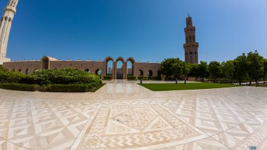 Baharın güneşli günlerinde Umman Muscat 'taki Sultan Qaboos Camii' nin fotoğrafları