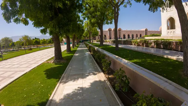 Baharın güneşli günlerinde Umman Muscat 'taki Sultan Qaboos Camii' nin fotoğrafları