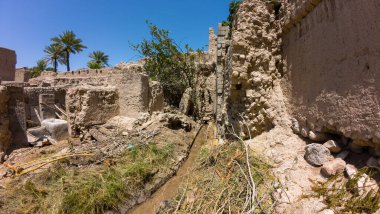 Baharın güneşli günlerinde Nizwah, Umman 'daki eski aşınmış kale duvarının fotoğrafları.