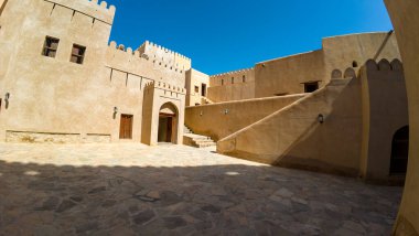 Güneşli yaz günlerinde Nizwah, Umman 'daki tarihi bir kalenin fotoğrafları.