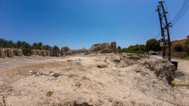 Umman 'daki Nizwah yakınlarındaki terk edilmiş kerpiç şatosunun fotoğrafları. Güneşli bahar günlerinde.