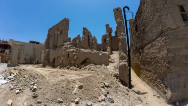 Umman 'ın Nizwah kenti yakınlarındaki terk edilmiş kerpiç binasının fotoğrafları.