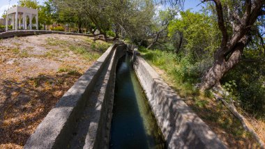Baharın güneşli günlerinde Nizwah, Umman 'daki hurma ağacı bahçesinin ve sulama sisteminin fotoğrafları