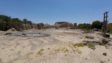 Baharın güneşli günlerinde Umman 'daki Nizwah yakınlarındaki terk edilmiş kerpiç kalesinin görüntüleri.