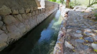 Baharın güneşli günlerinde Umman, Nizwah 'daki eski geleneksel sulama sisteminin görüntüleri.