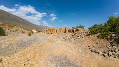 Güneşli bahar günlerinde Umman dağlık çölünde terk edilmiş ve çürümüş eski fotoğrafların.