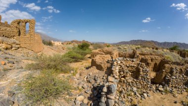 Güneşli bahar günlerinde Umman dağlık çölünde terk edilmiş ve çürümüş eski fotoğrafların.