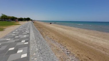 Muscat, Umman 'da güneşli bahar günlerinde altın plajın görüntüsü