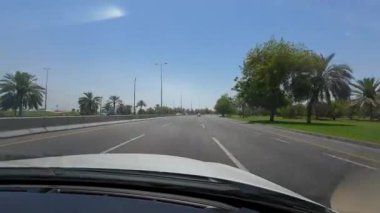 Güneşli bahar gününde arabasından Umman adlı Muscat şehrinde otoyol görüntüsü