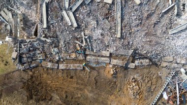 Güneşli bahar günlerinde yıkılan binanın insansız hava aracı fotoğrafları.