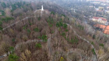 İlkbahar bulutlu bir günde şehirde bir halk parkı ormanının insansız hava aracı fotoğrafçılığı