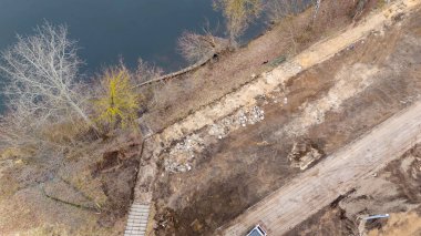 Bahar bulutlu bir günde inşaat işçilerinin yenileme ve eski kaldırımların insansız hava aracı fotoğrafları.