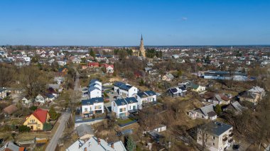 Güneşli bahar günlerinde küçük bir kasabadaki taş bir kilisenin insansız hava aracı fotoğrafları.