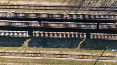 Baharın güneşli günlerinde yeni demiryolu deposu olan endüstriyel tren istasyonunun insansız hava aracı fotoğrafları.