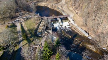 Güneşli bahar günlerinde baraj, şelale ve yaya köprüsünün insansız hava aracı görüntüleri