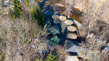 Güneşli bahar günlerinde nehir kenarındaki kapalı kafenin insansız hava aracı fotoğrafçılığı