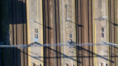 Güneşli bahar günlerinde tren ve tren istasyonlarının insansız hava aracı görüntüleri