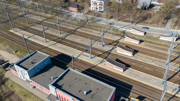 Güneşli bahar günlerinde tren ve tren istasyonlarının insansız hava aracı görüntüleri