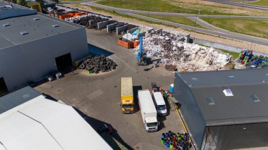 Geri dönüşüm merkezinin insansız hava aracı fotoğrafçılığı ve güneşli yaz günlerinde makine sıralama malzemesi