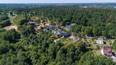 Güneşli yaz günlerinde yol, trafik, orman ve evlerin insansız hava aracı görüntüleri