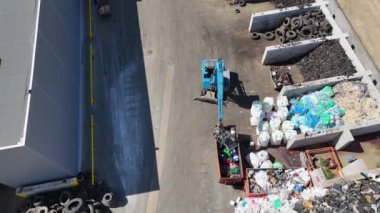 Güneşli yaz gününde geri dönüşüm merkezi ve makine sıralama malzemelerinin insansız hava aracı görüntüleri