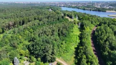 Güneşli yaz günlerinde yol, trafik, orman ve evlerin insansız hava aracı görüntüleri