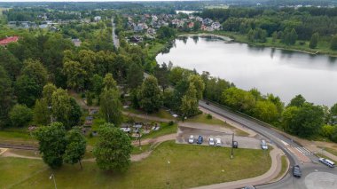 Güneşli yaz günlerinde göllerle çevrili küçük bir kasabanın insansız hava aracı fotoğrafları.
