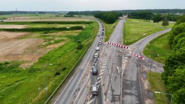 Yaz bulutlu bir günde banliyölerde yol yapımı nedeniyle trafik sıkışıklığının insansız hava aracı görüntüleri