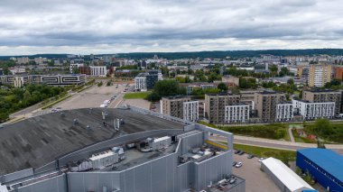 Güneşli yaz günlerinde yeni çok katlı binaların insansız hava aracı fotoğrafları.