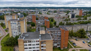 Yaz bulutlu bir günde eski çok katlı binaların insansız hava aracı fotoğrafları.