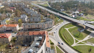 Yaz güneşli bir günde çoklu şerit otobanının drone fotoğrafçılığı ve trafik köprüleri