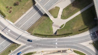 Çoklu şerit otobanının insansız hava aracı fotoğrafçılığı ve güneşli yaz günlerinde trafik köprüleri