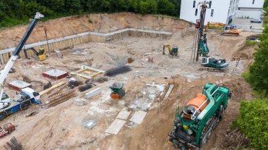 İnşaat alanının insansız hava aracı fotoğrafları, inşaat malzemeleri ve makineleri yaz bulutlu akşamlarda