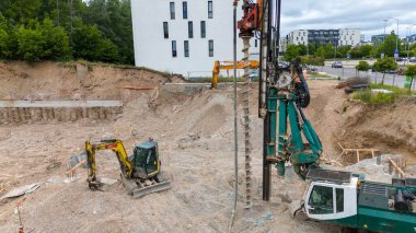 İnşaat alanının insansız hava aracı fotoğrafları, inşaat malzemeleri ve makineleri yaz bulutlu akşamlarda